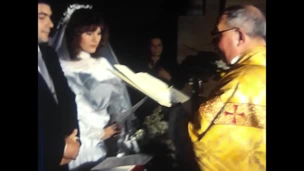 Messina Italy December 1980 Couple Celebrates Wedding Church Priest 1980S — Vídeo de Stock