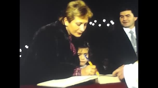 イタリアメッシーナ1980年12月 結婚式の後 夫婦と証人は1980年代に結婚式の文書に署名します — ストック動画