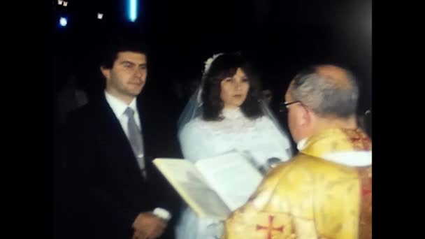 Messina Ιταλία Δεκέμβριος 1980 Μετά Την Τελετή Του Γάμου Ζευγάρι — Αρχείο Βίντεο