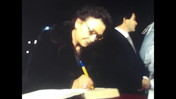 Мессіна Italy December 1980 Після Шлюбної Церемонії Пара Свідки Підписують — стокове відео