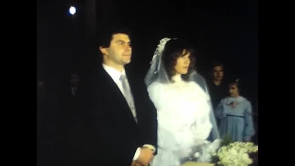 イタリアメッシーナ1980年12月 教会の結婚式の後のカップルは1980年代に挨拶します — ストック動画