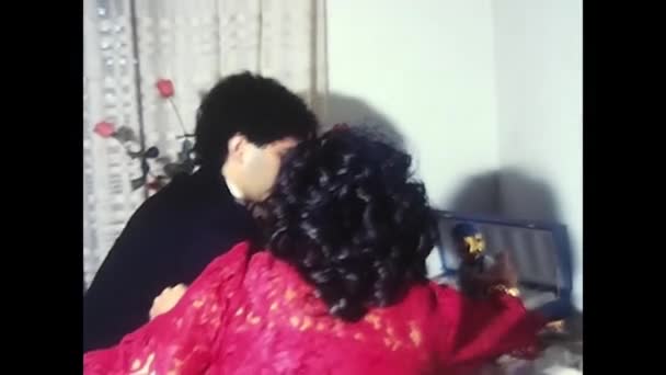 パレルモ イタリア1980年12月 新郎は80の結婚式の日に妹とテーブルの上の贈り物を見る — ストック動画