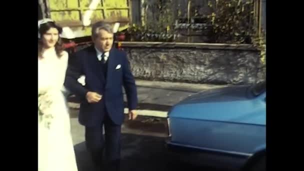 イタリアのパレルモ1980 12月 花嫁は家を出て 80の彼女の父と一緒に車に乗る — ストック動画