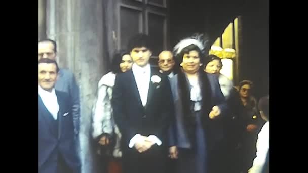パレルモ イタリア1980年12月 新郎と彼の家族は80年代に教会の外の花嫁を待ちます — ストック動画