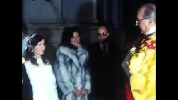 1980年12月イタリアのパレルモ 司祭と80年代の親戚と教会で2人の配偶者の結婚式 — ストック動画