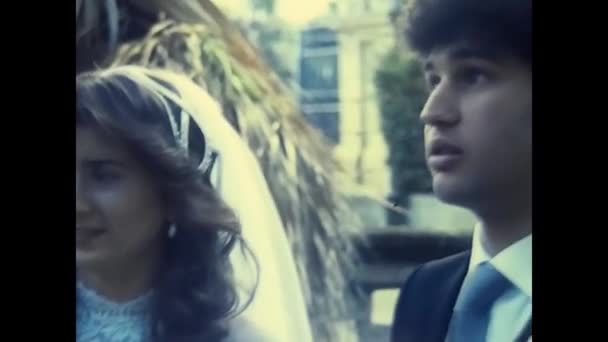 Παλέρμο Ιταλία Δεκέμβριος 1980 Ευτυχισμένη Νύφη Και Γαμπρός Φιλί Ένα — Αρχείο Βίντεο