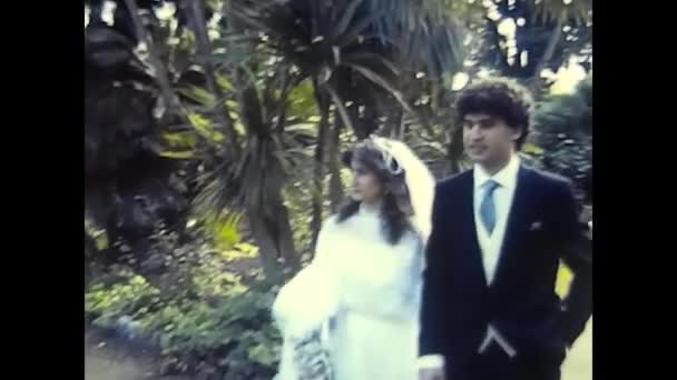 1980年12月 意大利帕勒莫 快乐的新婚夫妇在80年代的一个公园里散步 — 图库视频影像