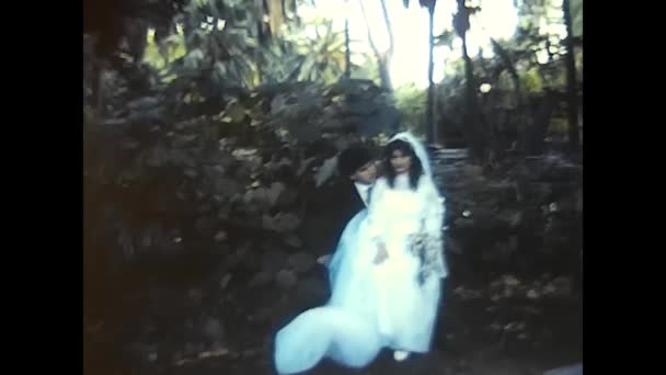 Παλέρμο Ιταλία Δεκέμβριος 1980 Ευτυχισμένη Νύφη Και Γαμπρός Φιλί Ένα — Αρχείο Βίντεο