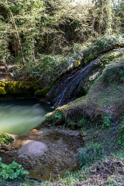 晴れた日にはマーモア滝の水が流れ — ストック写真