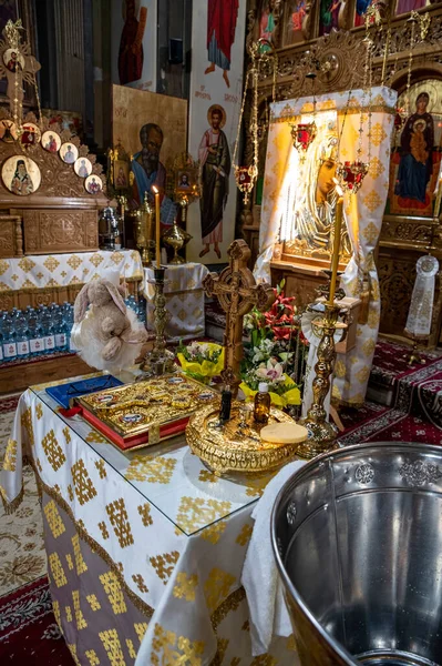 Een Tafel Met Doopvoorwerpen Erop Een Orthodoxe Kerk — Stockfoto