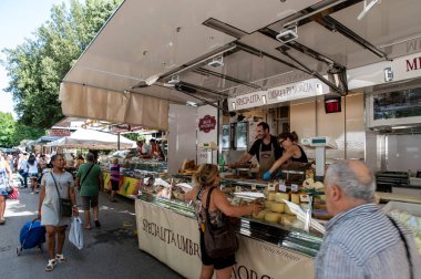 Terni, İtalya 19 Temmuz 2023: Alışveriş yapan sokak satıcılarının tezgahları