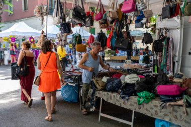 Terni, İtalya 19 Temmuz 2023: Alışveriş yapan sokak satıcılarının tezgahları