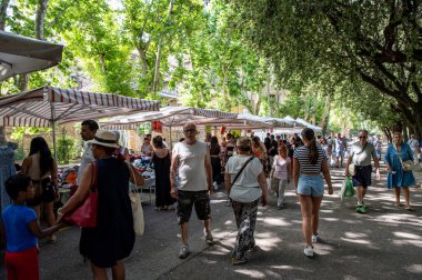 Terni, İtalya 19 Temmuz 2023: Alışveriş yapan sokak satıcılarının tezgahları