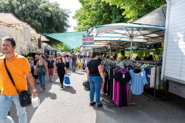 Terni, İtalya 19 Temmuz 2023: Alışveriş yapan sokak satıcılarının tezgahları