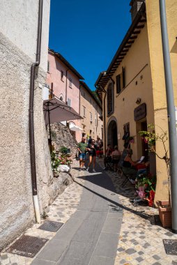 Rasiglia, Perugia 20 Ağustos 2023: Rasiglia 'nın tarihi merkezi ve ziyaretçi turistler.