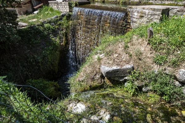 Rasiglia, binaların ortasındaki akarsular ve şelalelerle karakterize edilen bir köy.