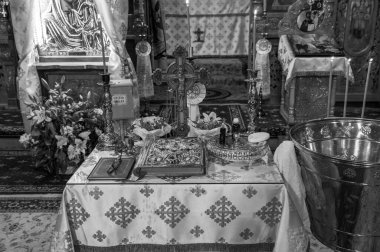 Bir Ortodoks kilisesinde üzerinde vaftiz malzemeleri olan bir masa.