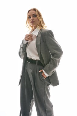 Genç bir kadın şık ve eşsiz moda tarzına güvenir..