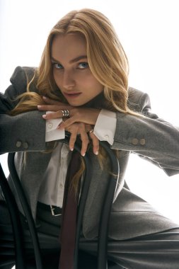 Çekici genç bir kadın modern modanın vücut bulmuş hali. Şık kıyafetler ve rahat duruş..