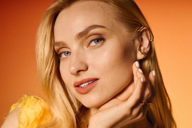 Canlı stili olan genç bir kadın poz verirken moda anlayışını sergiliyor..