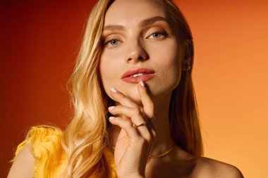 Genç kadın zarif poz veriyor, şık giyiniyor ve rahat bir ışık saçan parlak bir teni var..