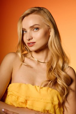 Parlak sarı elbiseli bir kadın büyüleyici bakışlarıyla kendine güven ve güzellik saçar..