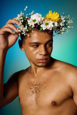 Genç bir adam, kendine güvenen bir şekilde stüdyoda poz veriyor, eşsiz stilini ve kişiliğini sergiliyor..