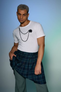 Genç siyahi bir adam moda çeşitliliğini kutlayan modaya güvenini gösteriyor..