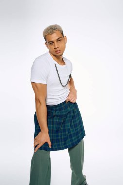 Afrikalı genç bir Amerikalı, stüdyosunda boyalı saçlarıyla cüretkar bir moda seçimi sergiliyor..