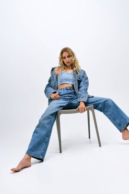 Sarışın, güzel bir kadın. Sıradan kot modelleri. Kendine güveni ve tarzı var..