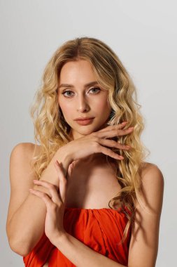 Sarışın kadın hayat dolu bir sahnede güzel ve şık pozlar veriyor..