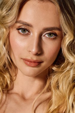 Akan sarı saçlı ışıl ışıl genç bir kadın güzelliğini ve tarzını kucaklıyor..