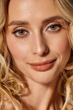 Genç sarışın kadın büyüleyici gülüşü ve şık görünüşüyle kendine güveniyor..