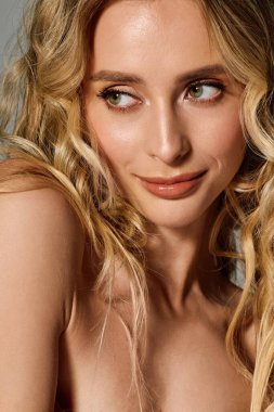 Genç ve güzel bir kadın zarif bir şekilde poz veriyor, zarif stilini ve ışıl ışıl gülüşünü vurguluyor..