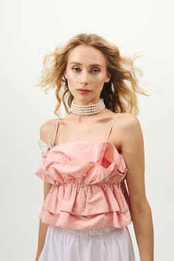 Zarif sarışın bir kadın zarif ve kendine güvenen bir ışık sergiliyor..