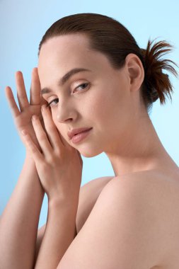 Kendine güveni yüksek, güzel bir kadın, moda anlayışını vurgulamak için zahmetsizce poz veriyor..