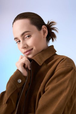 Modaya uygun genç bir kadın, kendine has tarzını ve çekiciliğini sergileyen neşeli bir ifadeyle poz veriyor..