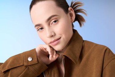 Genç ve güzel bir kadın, modaya uygun kıyafetleri ve doğal duruşuyla eşsiz stil anlayışını sergiliyor..