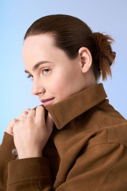 Şık saç stili olan genç bir kadın modaya uygun bir kıyafet giyerken kendine güvenir..