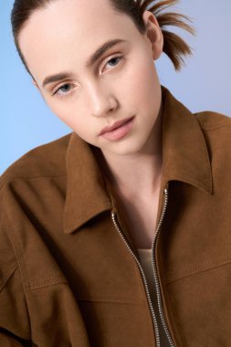 Genç bir kadın modaya özgüven ve özgüvenle sarılıp şık görünüşünü sergiliyor..