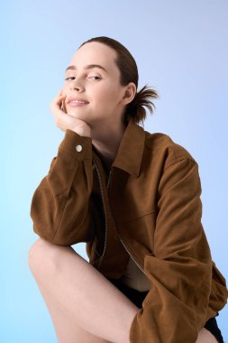 Modern, sanatsal bir ortamda zarif, çekici ve stil sahibi bir bayan..