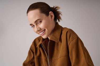 Güzel bir kadın zarif bir stüdyoda yakalanarak kendine güven ve cazibe saçar..