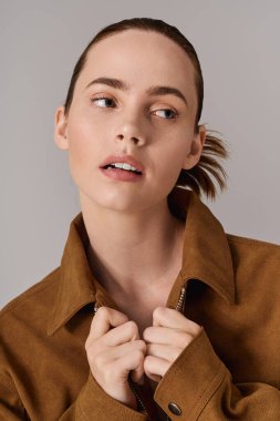 Tarz sahibi genç bir kadın benzersiz, modaya uygun kıyafetine güvenir..