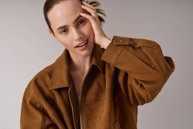 Şık bir kadın zarif bir şekilde poz verir. İçeriden kendine güveni ve güzelliği yayar..