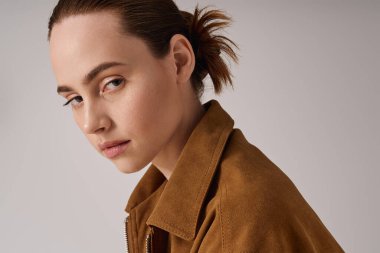 Genç, güzel bir kadın şık bir zarafet ve modern bir cazibe yayar.