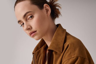 Zarif genç kadın kendine güvenen bir moda anlayışı sergiliyor dengeli bir ifade ve moda kıyafetleriyle.