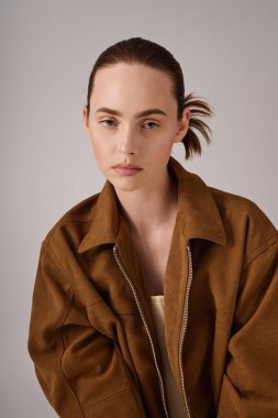 Modaya uygun genç bir kadın zarif bir ifade ve şık bir kıyafetle eşsiz tarzını sergiliyor..