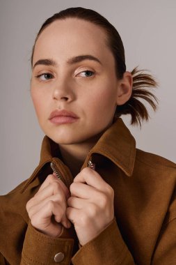 Şık giyinmiş şık bir kadın kendine güvenerek, stil ve güzellik duygusunu ön plana çıkarıyor..