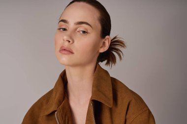 Tarz sahibi genç bir kadın son moda eğilimlerine güveniyor..