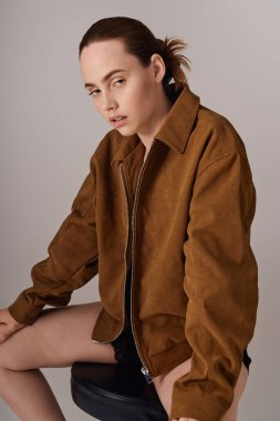 Modaya uygun genç bir kadın yaratıcı bir stüdyo ortamında tarzını sergiliyor..